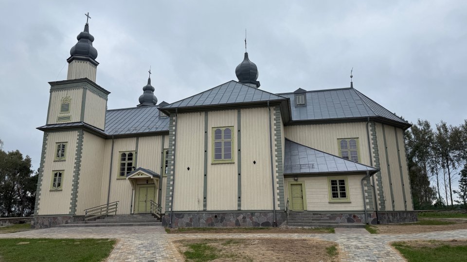 widok na koścół  z prawej strony