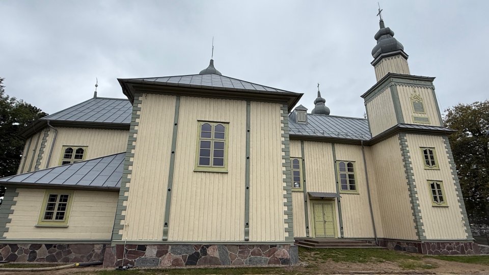 widok kościoła z lewej strony