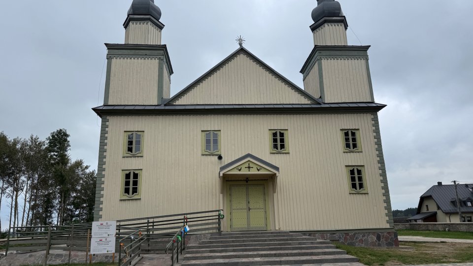 widok na koscioł od frontu