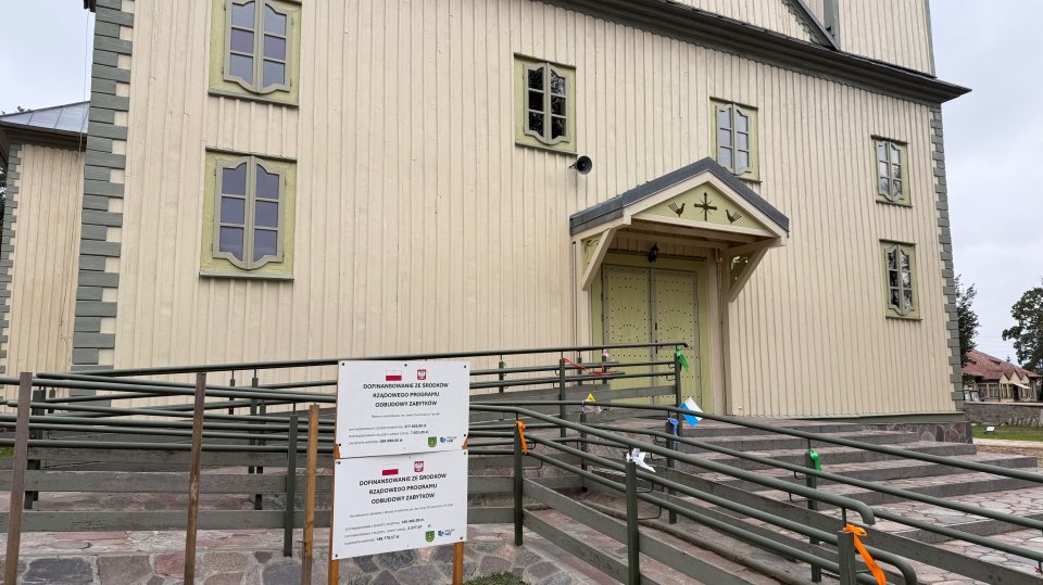 widok na kościoł i schody - wejście główne